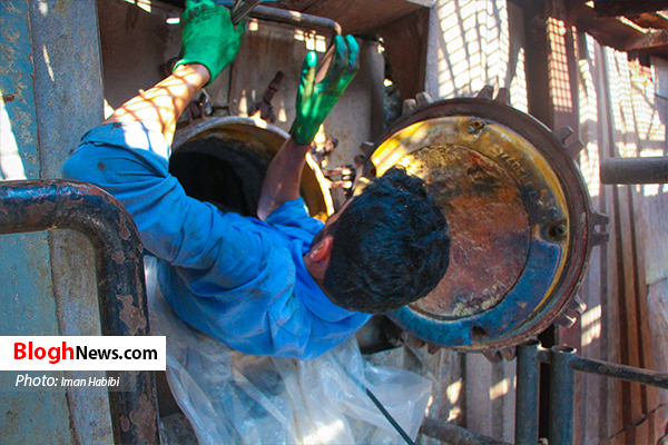 تلاش کارگران نیروگاه شهید سلیمی نکا در گرمای تابستان