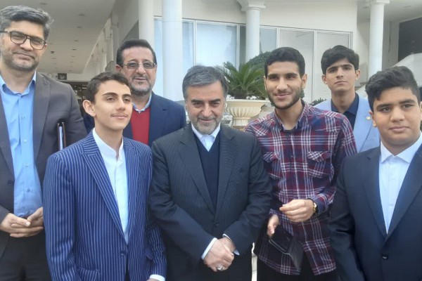 دیدار صمیمی دانش آموزان دهه هشتادی با استاندار مازندران