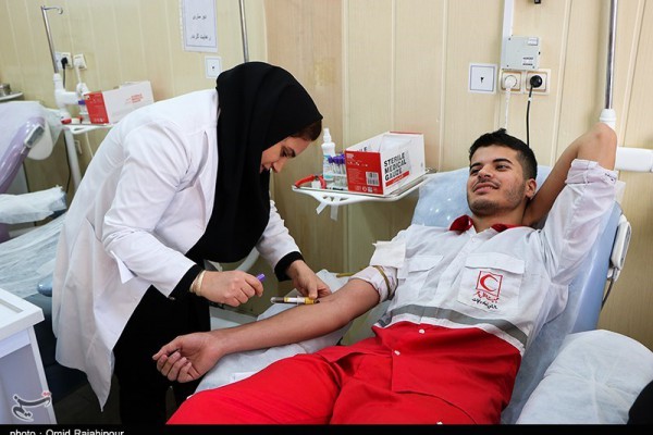 اهدای خون امدادگران هلال احمر در رودسر به مناسبت دهه فجر