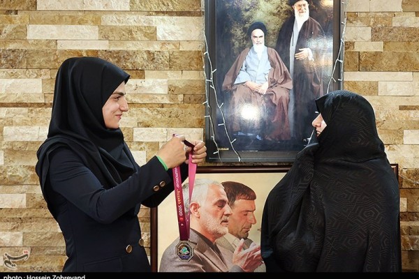 اهدای مدال بانوی مازندرانی قهرمان کشتی آلیش به شهید طهرانی مقدم