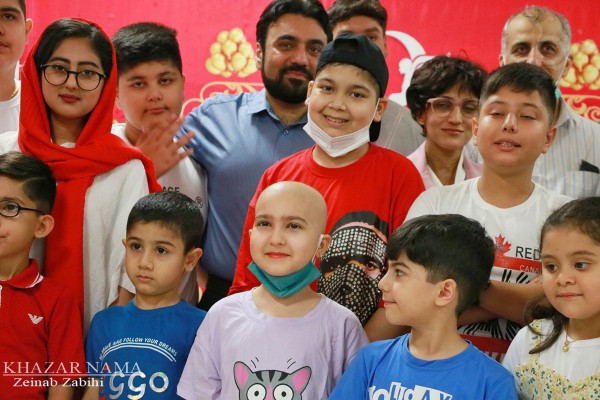 جشن قطع درمان ۳۰ کودک با بیماری سرطان در بیمارستان ماهک ساری
