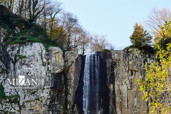 طبیعت پاییزی آبشار لاتون گیلان
