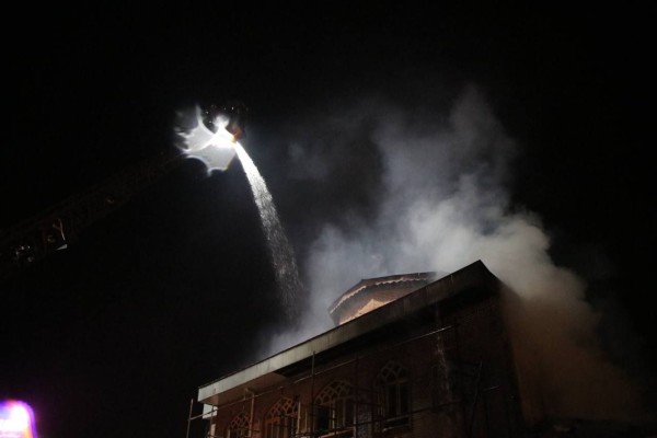  آتش‌سوزی مسجد امام کاظم(ع) و چند مغازه در رشت
