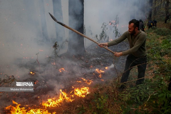 اطفای آتش سوزی در جنگل های سراوان استان گیلان