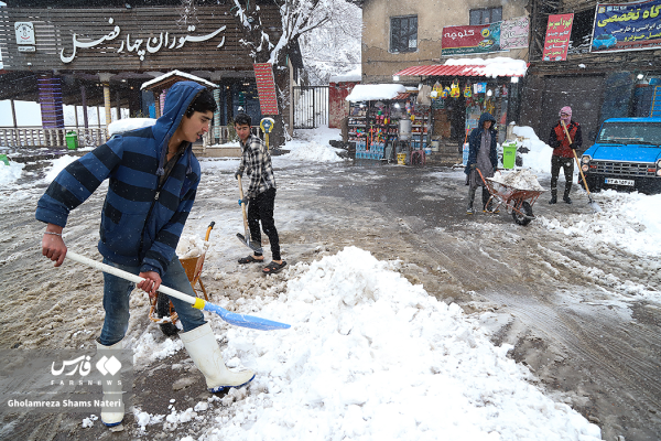 بارش برف در محور کوهستانی کندوان