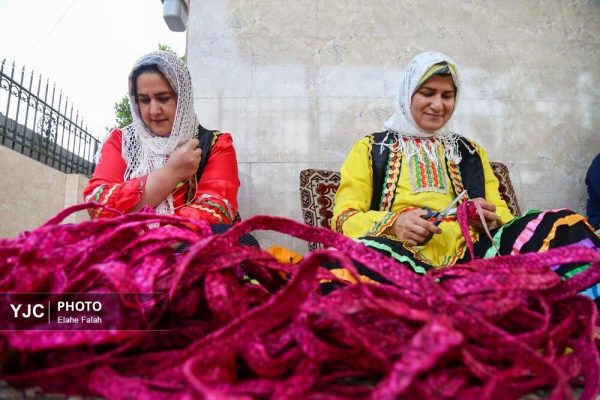 حصیر بافی با گیاه “لی” در روستای فشتکه گیلان