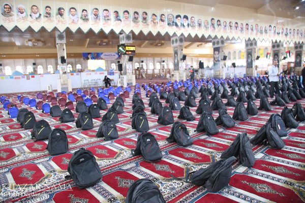 رزمایش توزیع ۱۷۵۰۰ بسته لوازم التحریر در مصلای ساری