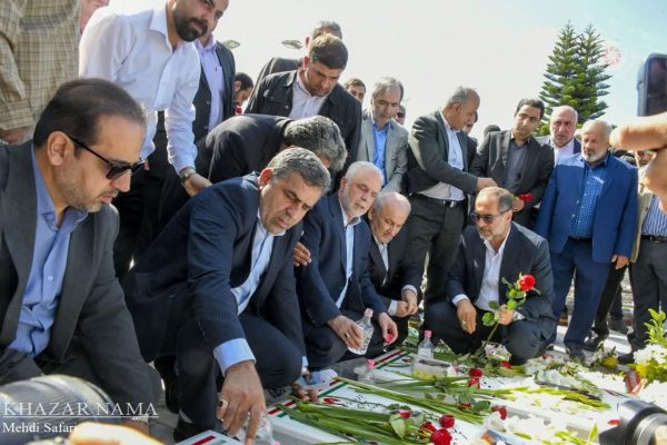 عطرافشانی گلزار شهدای ملامجدالدین ساری در هفته دفاع مقدس