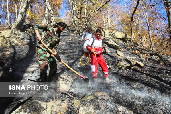 ادامه عملیات مهار آتش‌سوزی جنگل‌های چالوس