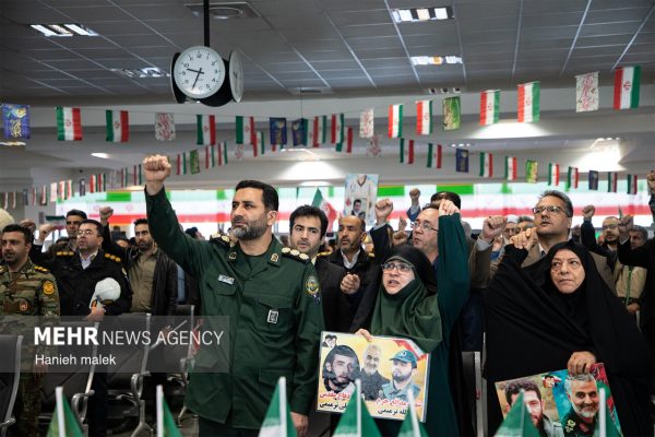 مراسم نمادین استقبال از امام خمینی (ره) در فرودگاه گرگان