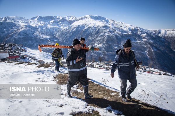 فعالیت سیم‌بانان در ارتفاعات برفی بابل