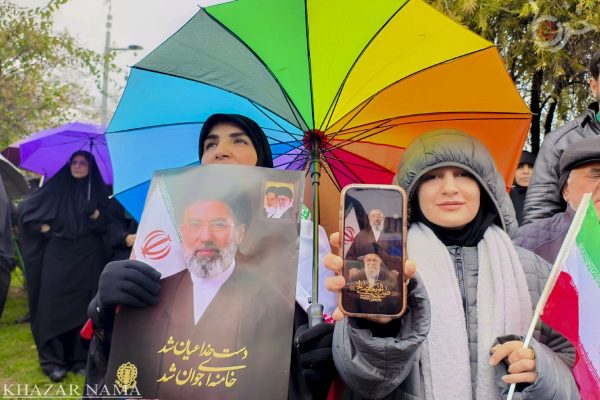 بیعت مردم ساری با سومین رهبر انقلاب در میدان شهدا