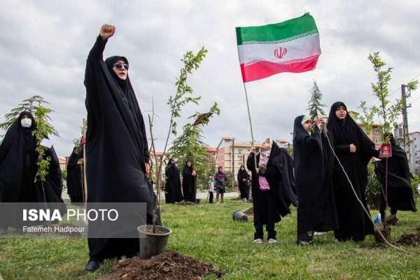 کاشت ۲۰۰ اصله نهال مثمر در پارک نیایش رشت
