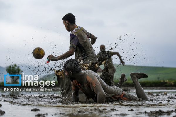 مسابقه فوتشال در شالیزارهای روستای کلومک دودانگه ساری