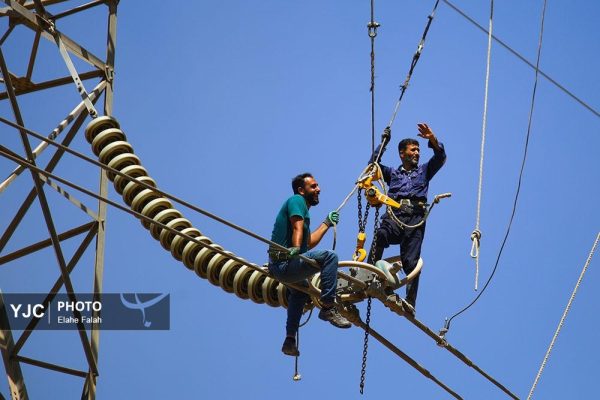 عملیات شستشوی مقره خط ۴۰۰ کیلوولت نیروگاه گیلان